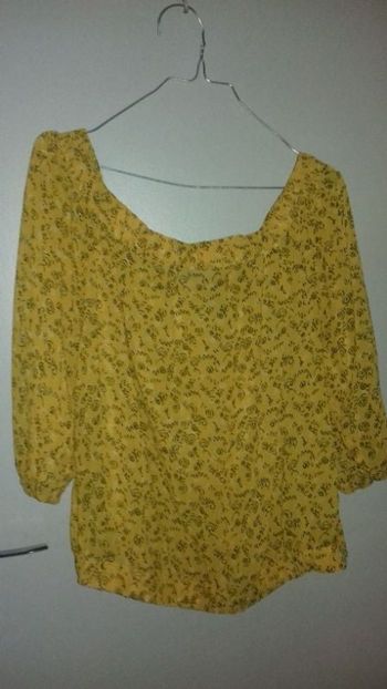 blouse courte Moutarde .Epaule decouverte. Taille 42