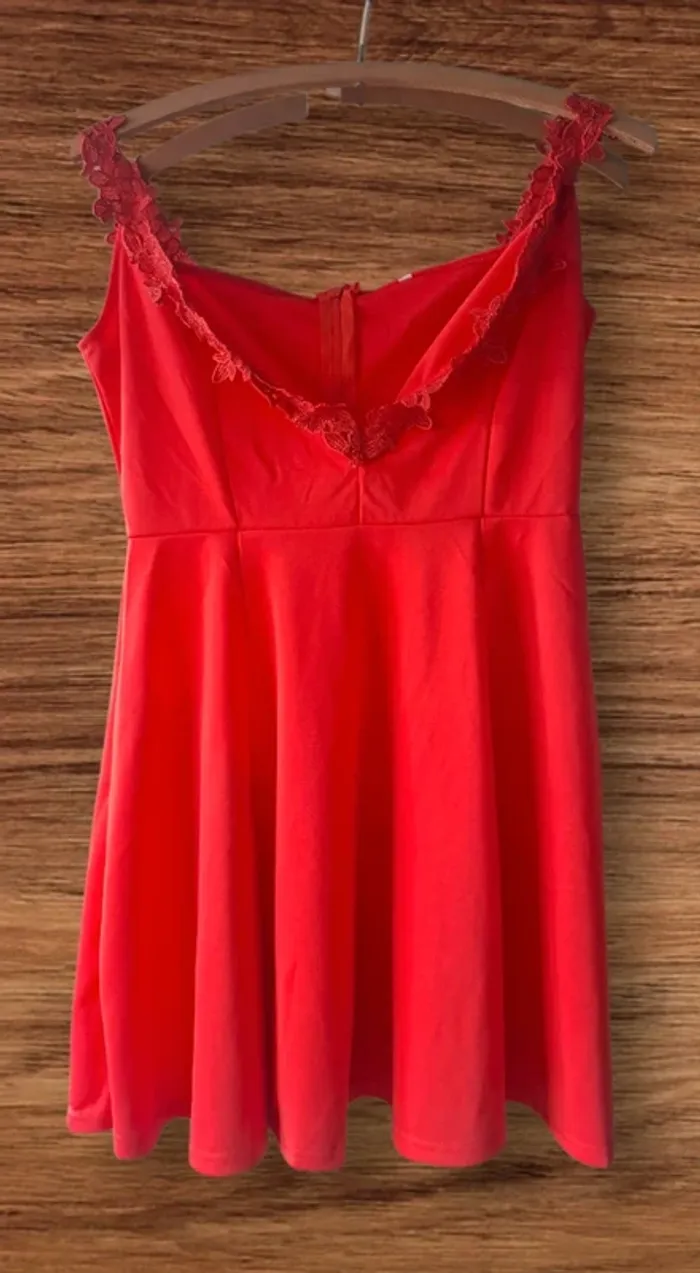 👗 Robe rouge fluide avec dentelle – Taille M - photo numéro 2