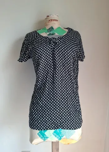 Blouse fluide noire et blanche à pois, chic et légère, en très bon état,  taille 42