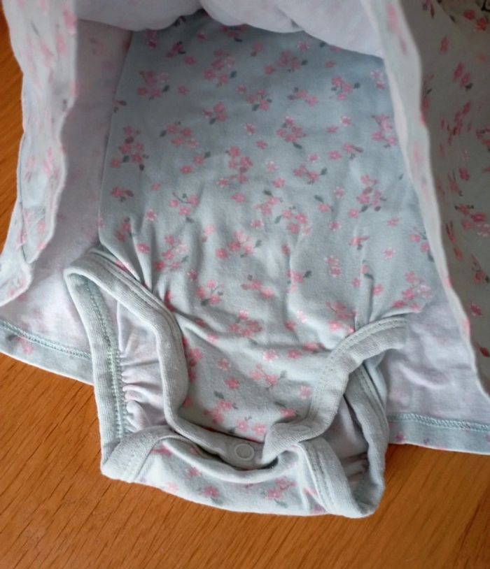 Ensemble robe et body intégré taille 3 mois en très bon état - photo numéro 3