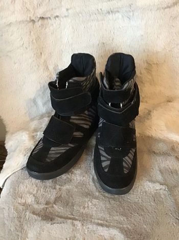 Paire de basket montante noir et grise à scratch taille 37 (0124)
