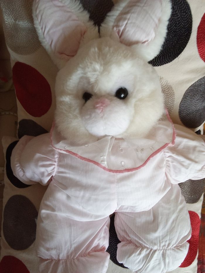 Peluche doudou lapin rose et blanc vintage ancien  bicolore rayure rayé en posture debout col dentelle blanc yeux durs en plastique pupille noir contour transparent  gris  foncé  tâches roses en photos  sinon très propre  modèle pas récent les jouets qui 