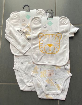 Lot de 2 bodies avec bavoirs accroches tex baby