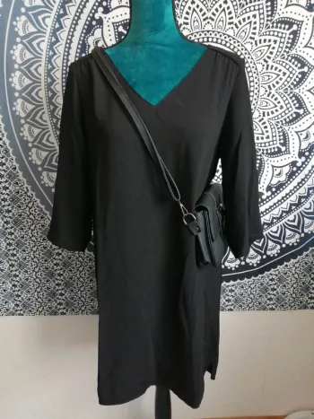 Robe noire manches trois quart col v / camaïeu / (M)