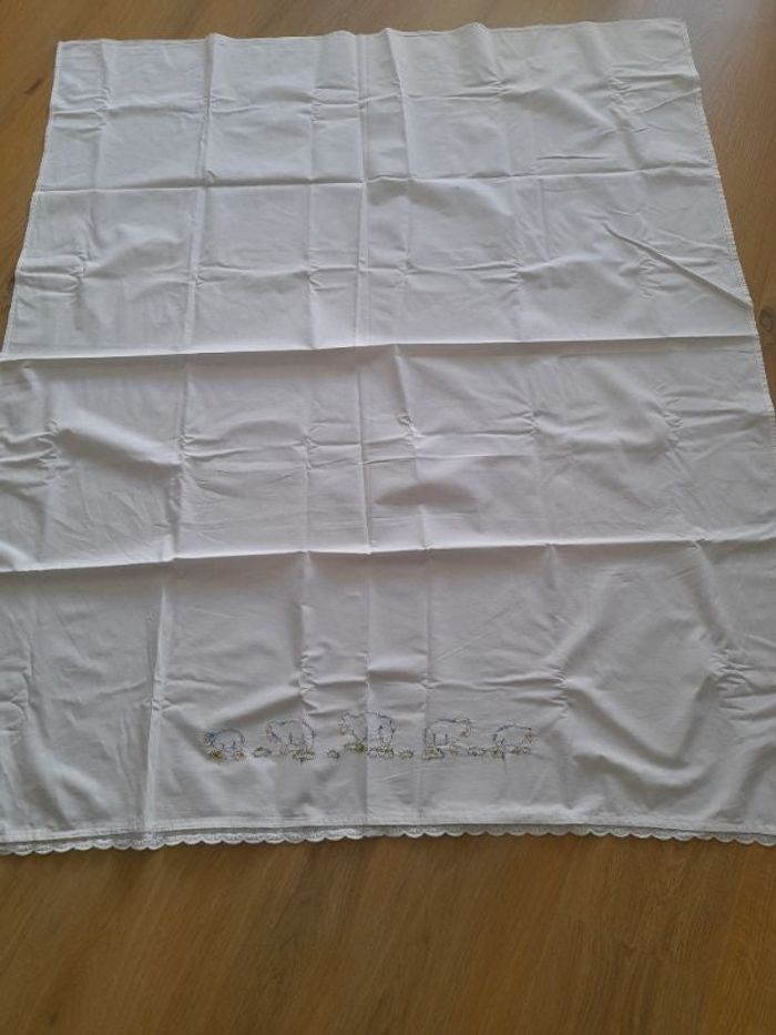 Drap plat lit bébé brodé