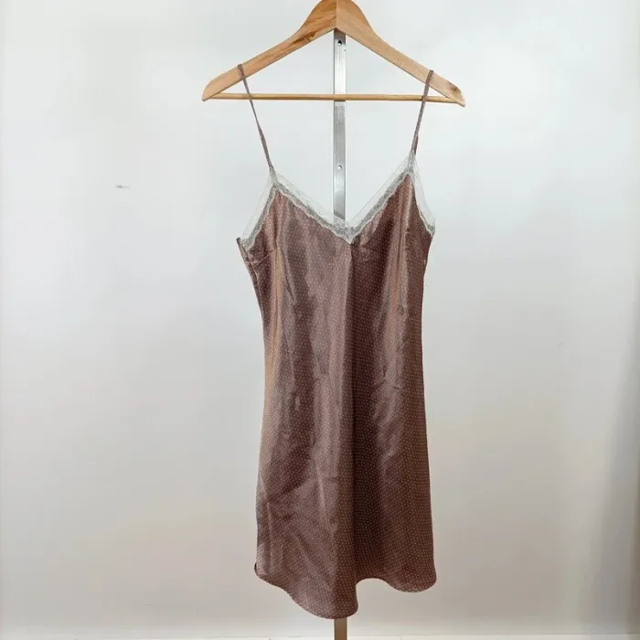 Nuisette satinée marron à pois et dentelle blanche – fines bretelles taille S-M A1043