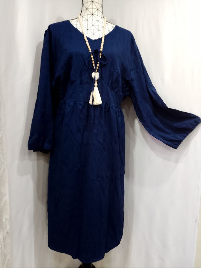 Robe bleue élégante grande taille à col en V avec détail nœud – chic et fluide, toutes saisons - photo numéro 2