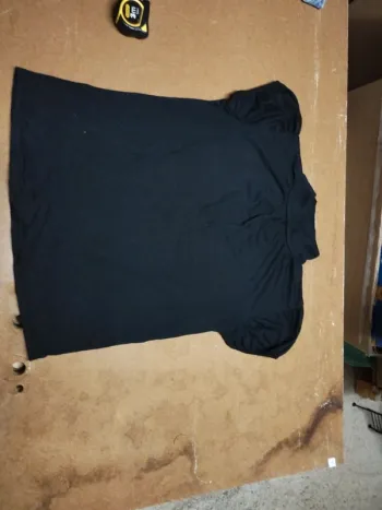 T-shirt noir avec petit col M