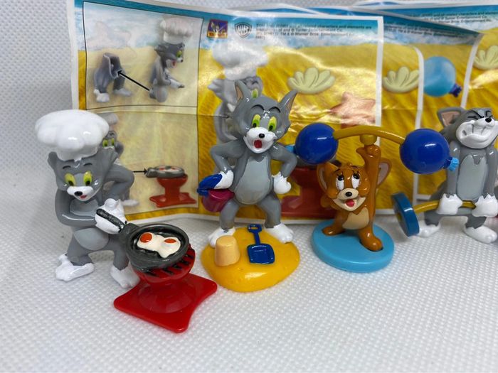 Lot de 5 kinder surprises Tom and Jerry 2006 et leur papier - photo numéro 3