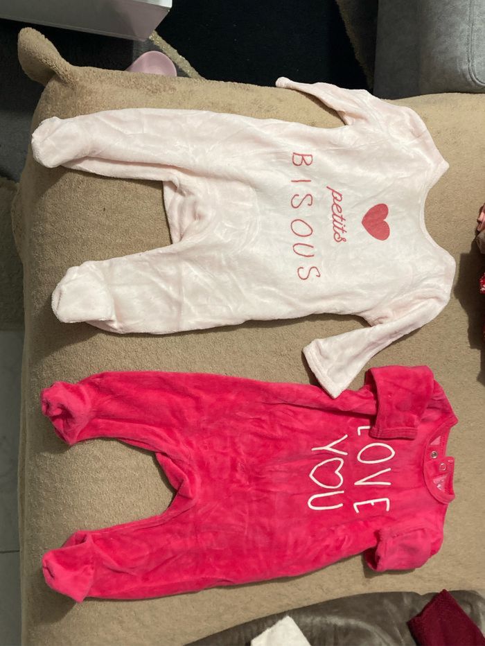 2 pyjamas velours fille - 3 mois - très bon état