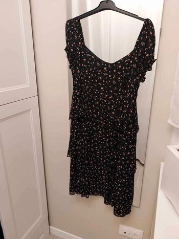 Robe  fluide  noire avec petites  fleurs  T42/44