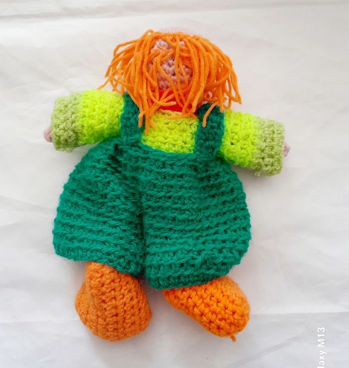 Peluche Clown faite main au crochet verte et orange - photo numéro 2