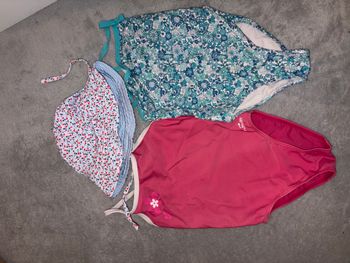 Maillots de bain + Chapeau (réversible) 