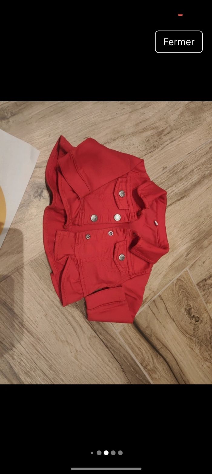 Lot 1 veste rouge + 1 robe à fleurs rouges doublé bleu marine 
Taile 3 mois 
Parfait état jamais portée - photo numéro 4