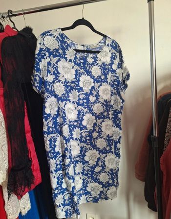 Robe à Fleurs Bleues et Blanches – Ligne à Suivre (Taille 46) – Très Bon État