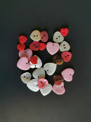 Lot 25 boutons coeur