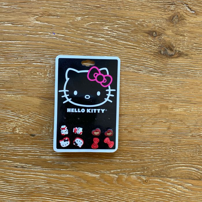 Lot de 4 paires de boucles d’oreille Hello Kitty rouges et blanches