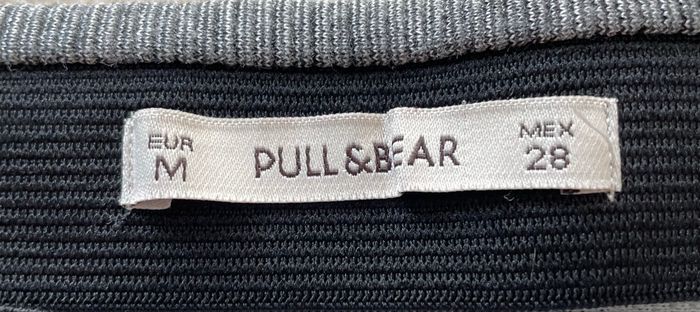 Jupe courte grise  pull&bear taille M  très peu porté excellent état - photo numéro 3