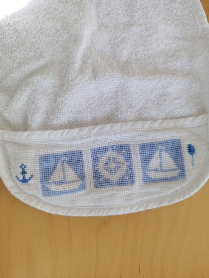 Bavoir neuf brodé DMC - photo numéro 2