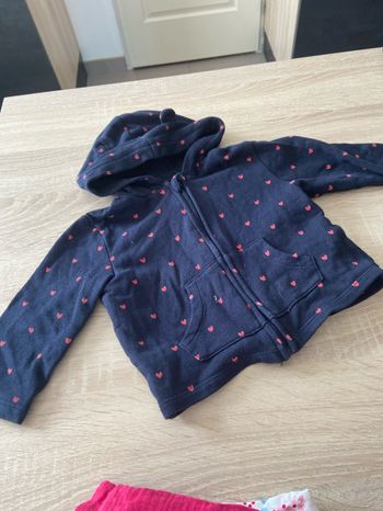 Veste bleu marine a cœur rouge