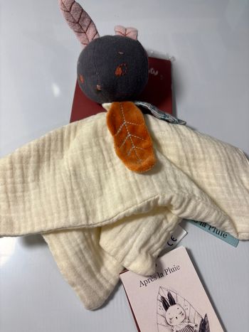 Doudou lapin crème après la pluie Moulin Roty 