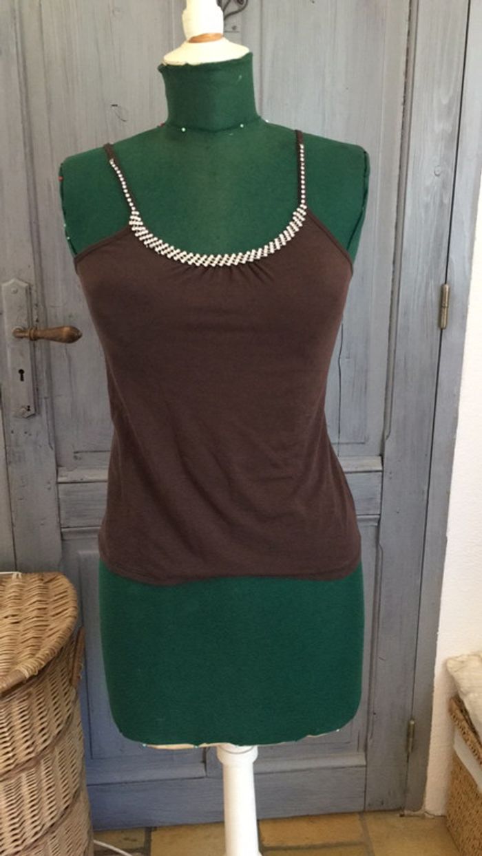 Petit top marron avec strass