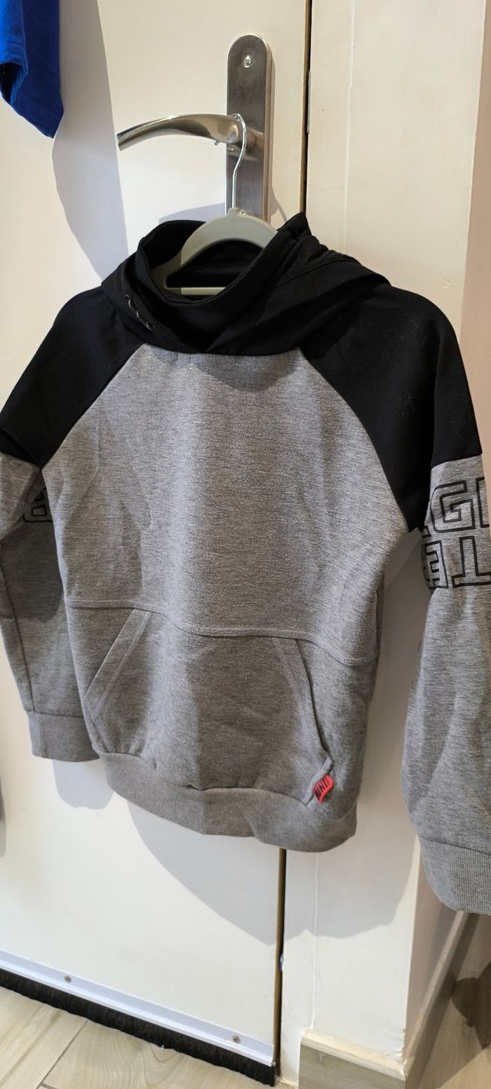 Sweat gris a capuche SPORT