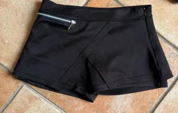 Jupe short noire taille 8 ans