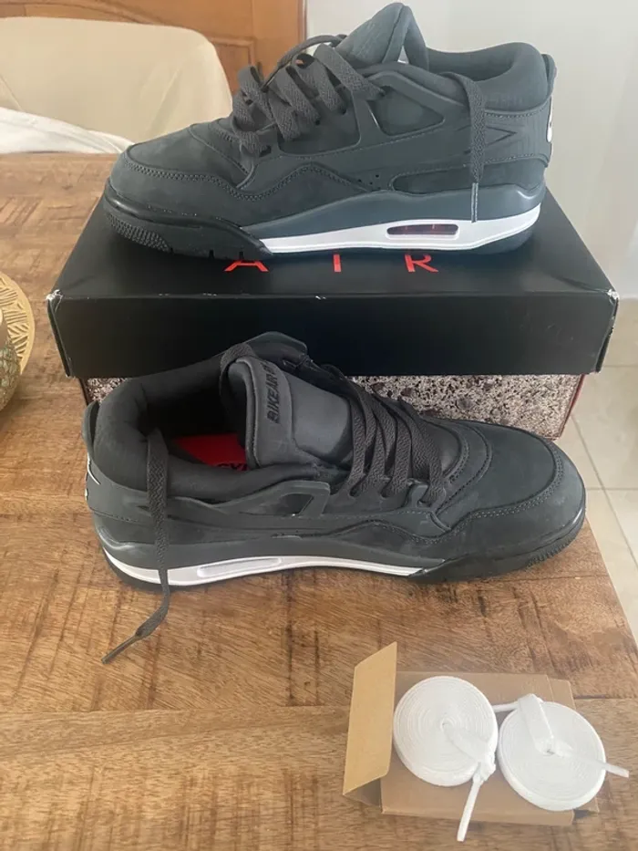 Baskets Jordan Air 4 RM taille 38.5