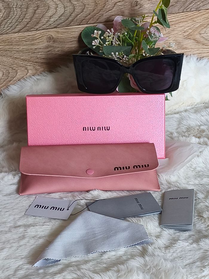 Lunette de soleil miumiu detail doré - photo numéro 2
