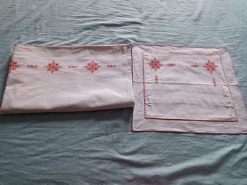 Parure lit bébé en lin brodé