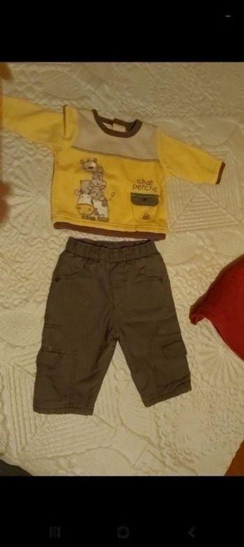 Lot garçon  6 mois pantalon kaki /pull jaune / sweat rouge