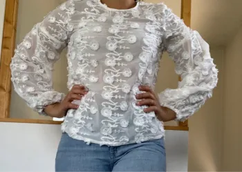 Blouse blanche à fleurs