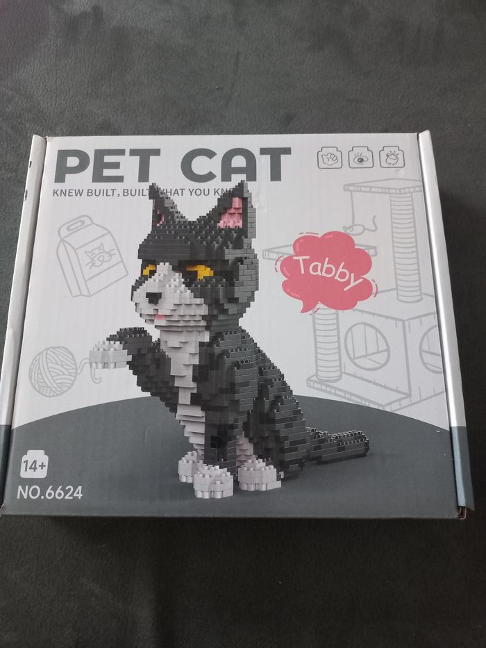 Construction chat en mini briques bricks gris