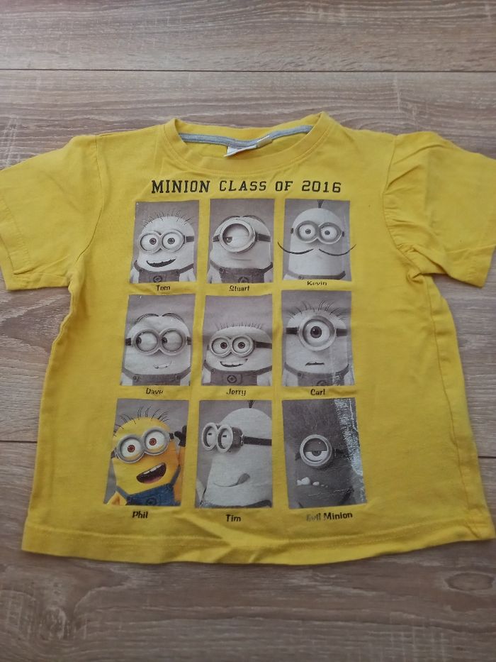 Tee-shirt manches courtes jaune marque Despicable taille 6 ans