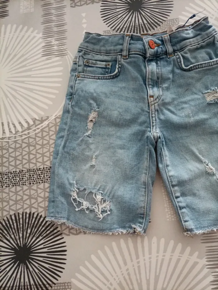 Short troué - photo numéro 3