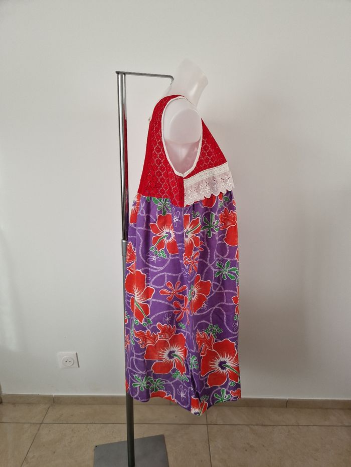 Robe polynésienne violette à motif fleurs à détail dentelle - photo numéro 5