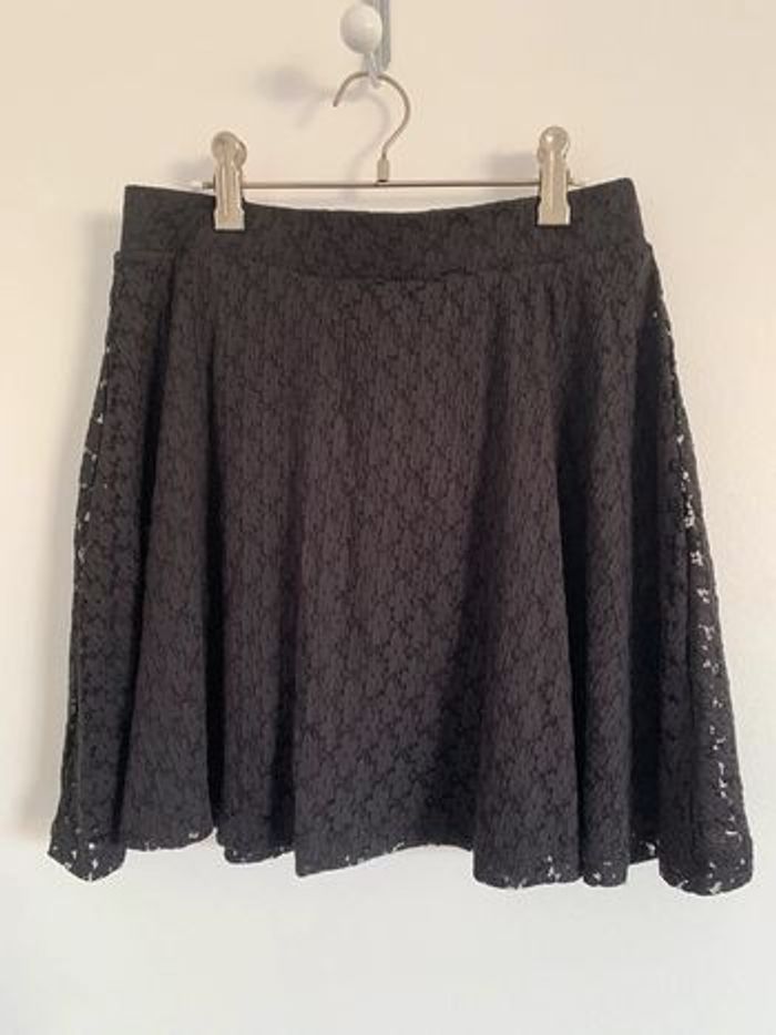 Jupe noire en dentelle