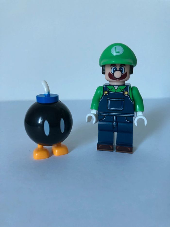 Figurine type lego Luigi et la bombe marcheuse. Super Mario