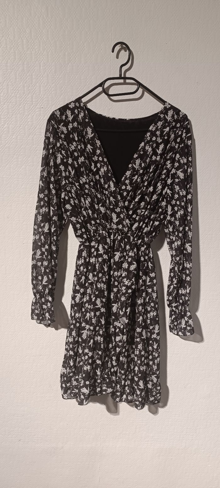 Robe noire fleurie fluide – manches longues – taille M