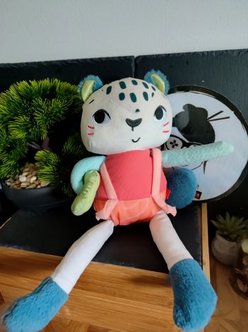 Doudou chat léopard blanc bleu rouge orange Fisher Price peluche Bretelle PE0248