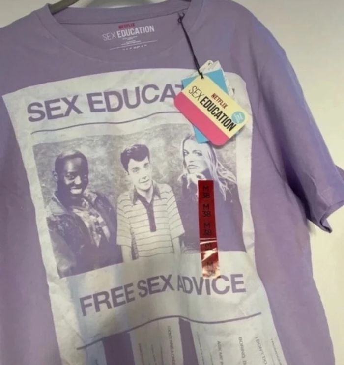 Tee shirt Pull & Bear taille M neuf Référence série Netflix éducation - photo numéro 2