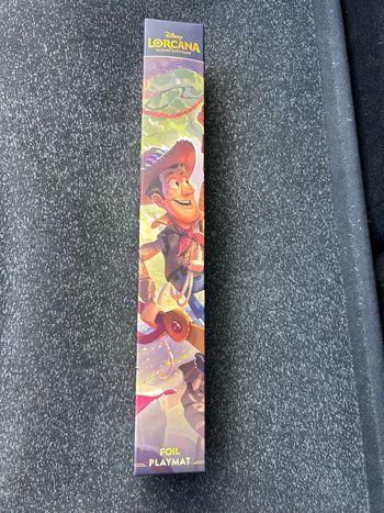 ✨ Tapis Foil Disney Lorcana Woody – Exclusif Disneyland Paris ✨