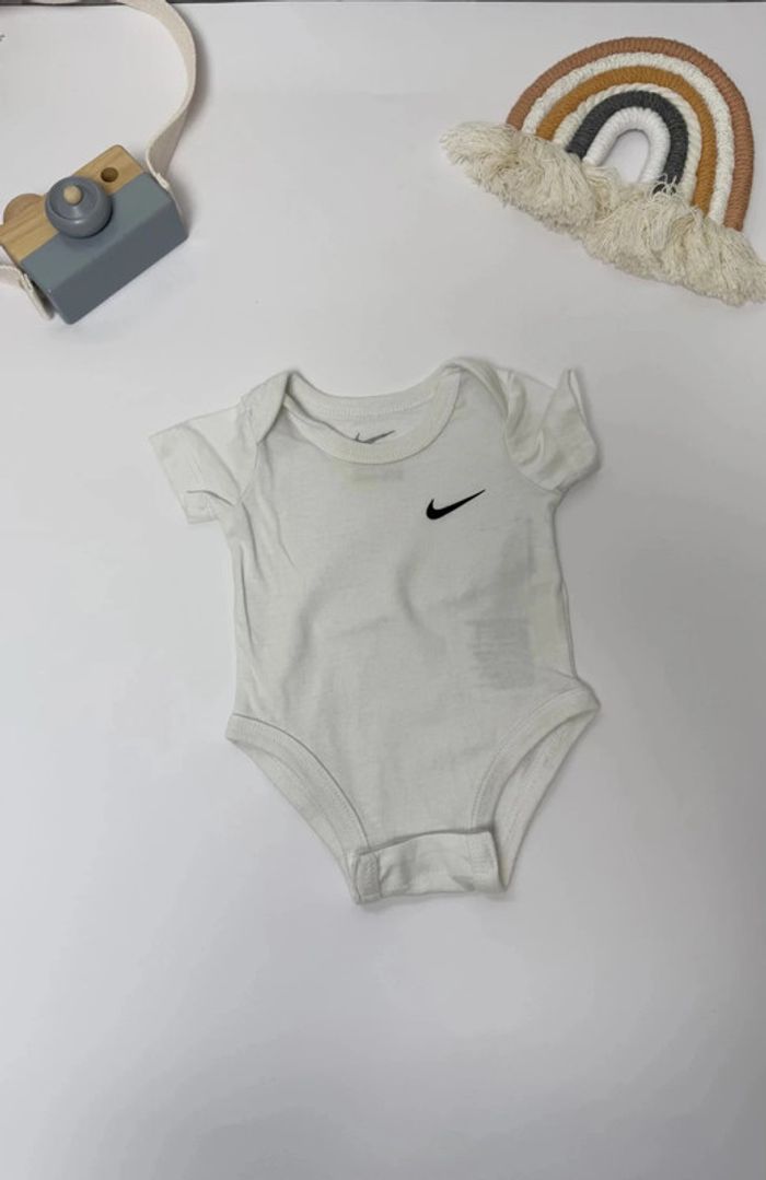 Body bébé Nike courtes manches unisexe taille 50-56 cm, 1 mois
