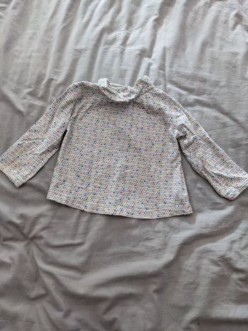 Haut col claudine et motif coeurs multicolore