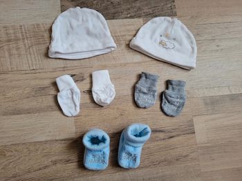 Lot bonnets, moufles et chaussons garçon naissance
