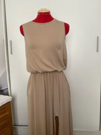 Robe longue beige à fente et taille élastique