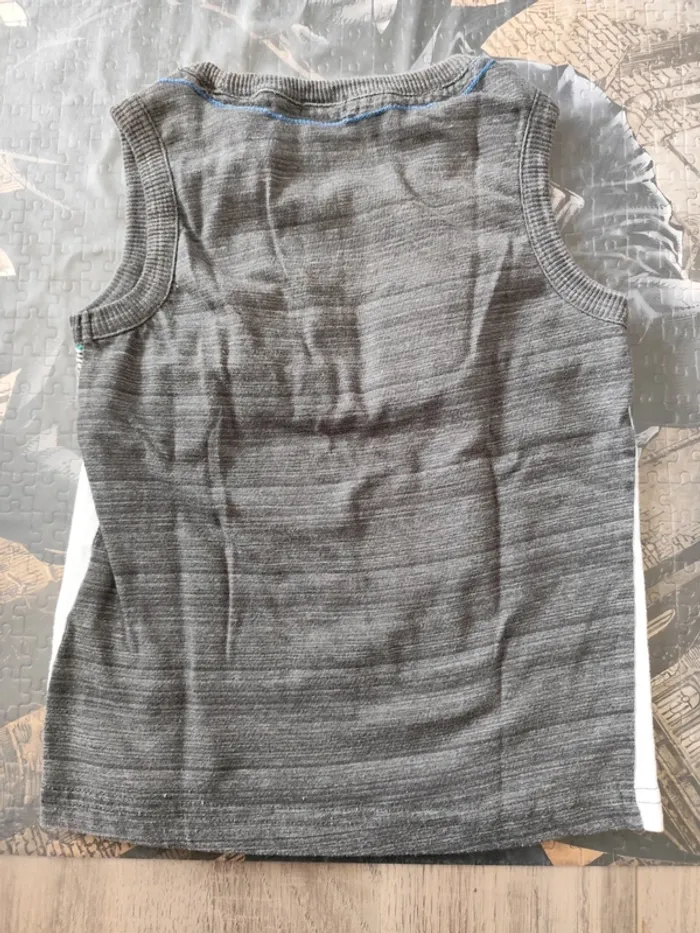 Tee-shirt sans manches taille 4 ans - photo numéro 2