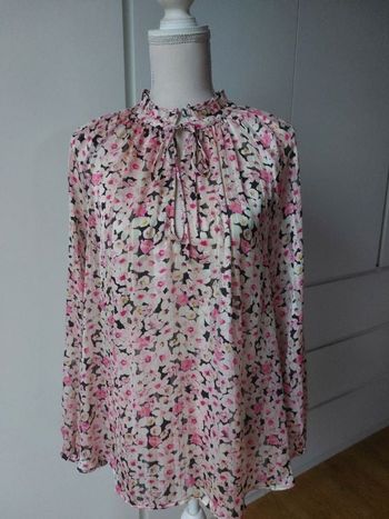 Blouse fleurie en voile légèrement satinée