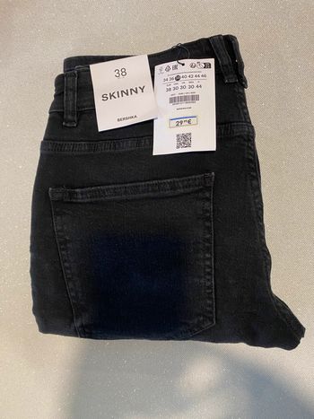 Joli jeans skinny noir neuf destroy Bershka taille 38